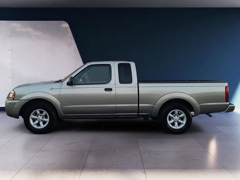 Used 2001 Nissan Frontier XE image 2