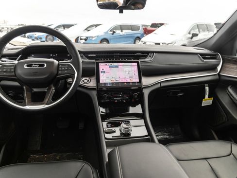 New 2025 Jeep Grand Cherokee Limited image 17