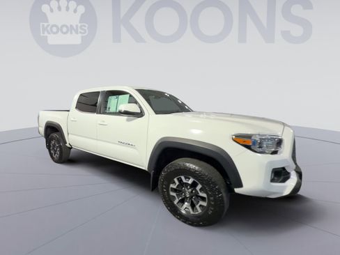 Used 2022 Toyota Tacoma TRD Off-Road image 2