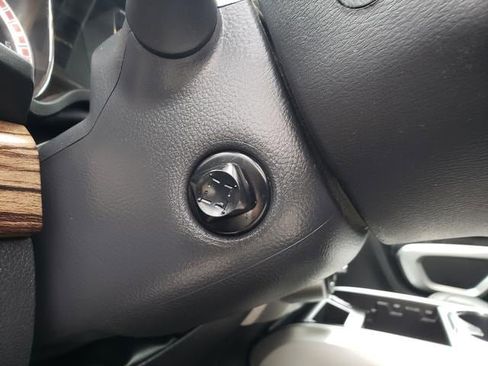 Used 2016 Nissan Titan SL image 22