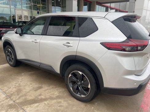 Used 2024 Nissan Rogue SV FWD image 14