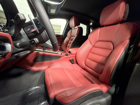 Certified 2026 Porsche Macan Turbo AWD/4WD image 5