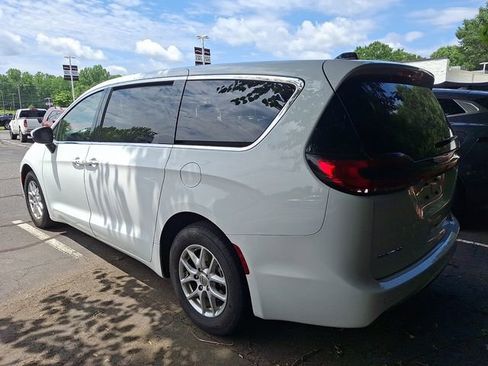 Used 2023 Chrysler Pacifica Touring-L FWD image 8