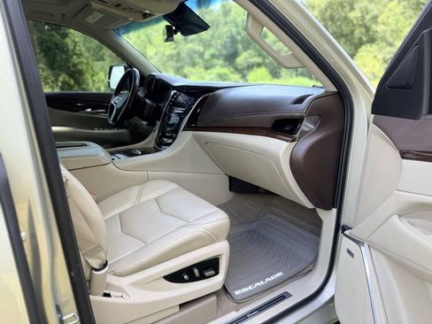 Used 2017 Cadillac Escalade Premium Luxury AWD/4WD image 17