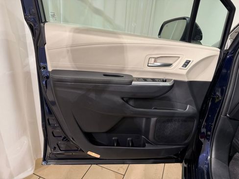 New 2026 Toyota Sienna Platinum image 15