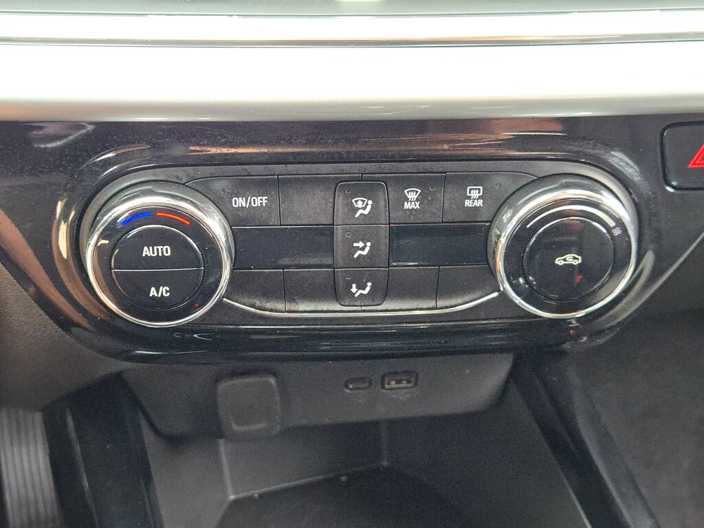 Used 2025 Chevrolet Trax LT FWD image 28