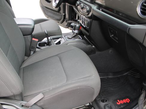 Used 2018 Jeep Wrangler Unlimited Sahara AWD/4WD image 14