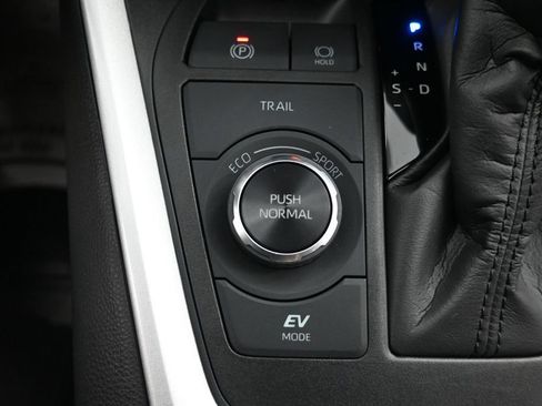 Used 2024 Toyota RAV4 LE AWD/4WD image 23