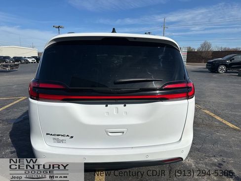 Used 2024 Chrysler Pacifica Touring-L w/ S Appearance Package image 4