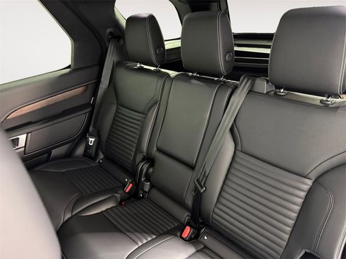 New 2025 Land Rover Discovery Dynamic SE image 13