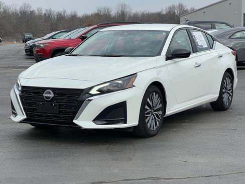 Used 2025 Nissan Altima 2.5 SV FWD image 32