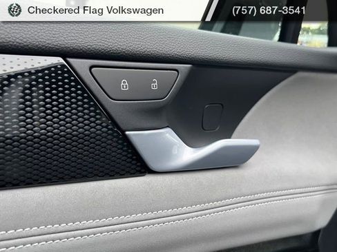 New 2026 Volkswagen Tiguan SE image 15