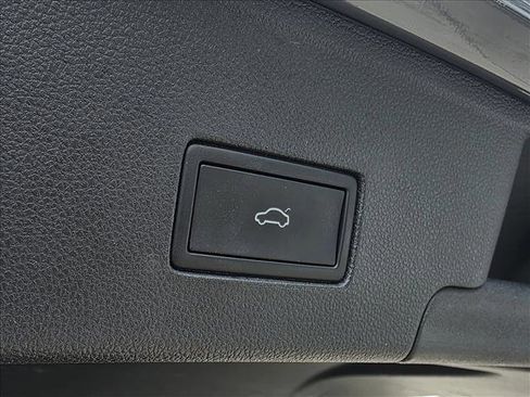 Used 2021 Volkswagen Atlas Cross Sport SE w/ Panoramic Sunroof Package FWD image 20
