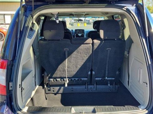Used 2014 Chrysler Town & Country Touring image 7