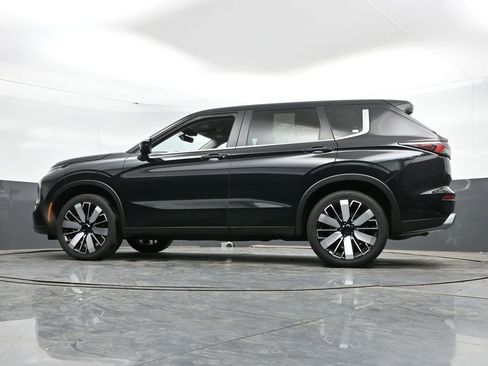 Used 2025 Mitsubishi Outlander AWD image 46