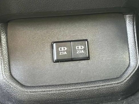 Used 2021 Toyota Highlander XLE AWD/4WD image 22