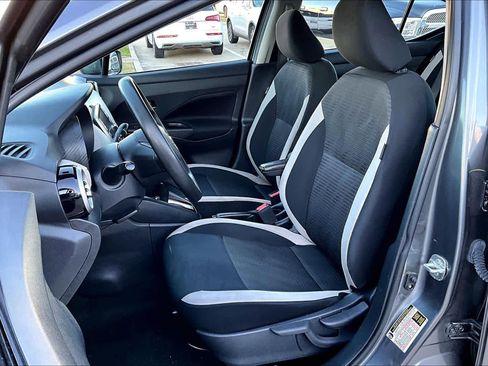 Used 2022 Nissan Versa SV w/ Electronics Package image 8