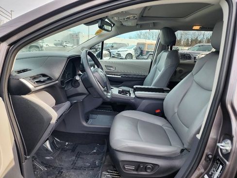 Used 2023 Toyota Sienna XLE image 21