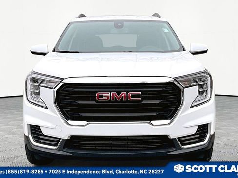 Used 2023 GMC Terrain SLE w/ Driver Convenience Package image 2