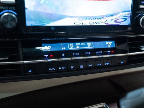 Used 2024 Toyota Sienna XLE FWD image 26