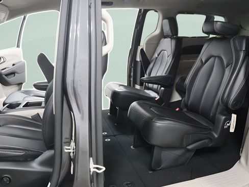 Used 2023 Chrysler Pacifica Touring-L FWD image 18