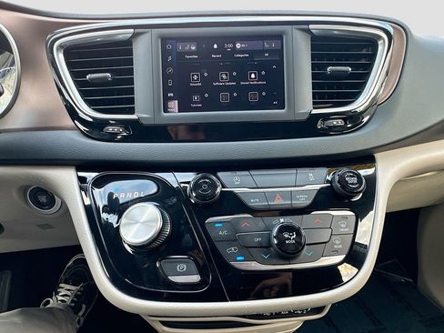 Used 2023 Chrysler Voyager LX image 20