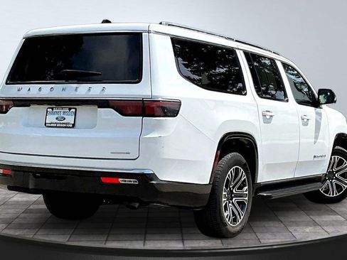 Used 2024 Jeep Wagoneer L Series II w/ Flexible Seating Group AWD/4WD image 6