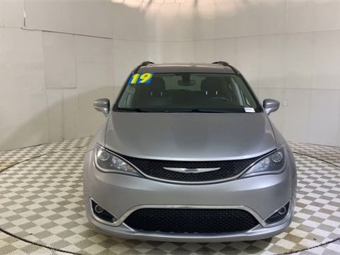 Used 2019 Chrysler Pacifica Touring-L image 3