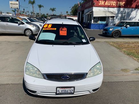 Used 2005 Ford Focus SE FWD image 2