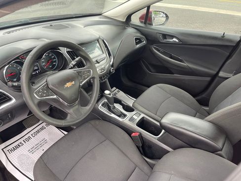 Used 2018 Chevrolet Cruze LT w/ Convenience Package FWD image 13