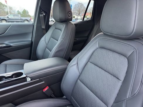 Used 2025 Chevrolet Equinox LT w/ Convenience Package II image 9