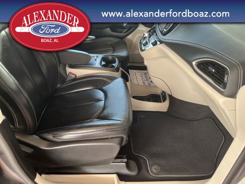 Used 2023 Chrysler Pacifica Touring-L image 13