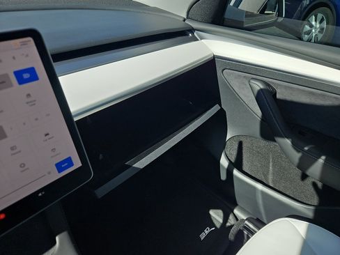 Used 2022 Tesla Model Y Long Range image 17