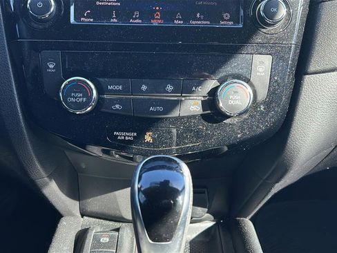 Used 2019 Nissan Rogue SV w/ Premium Package image 18