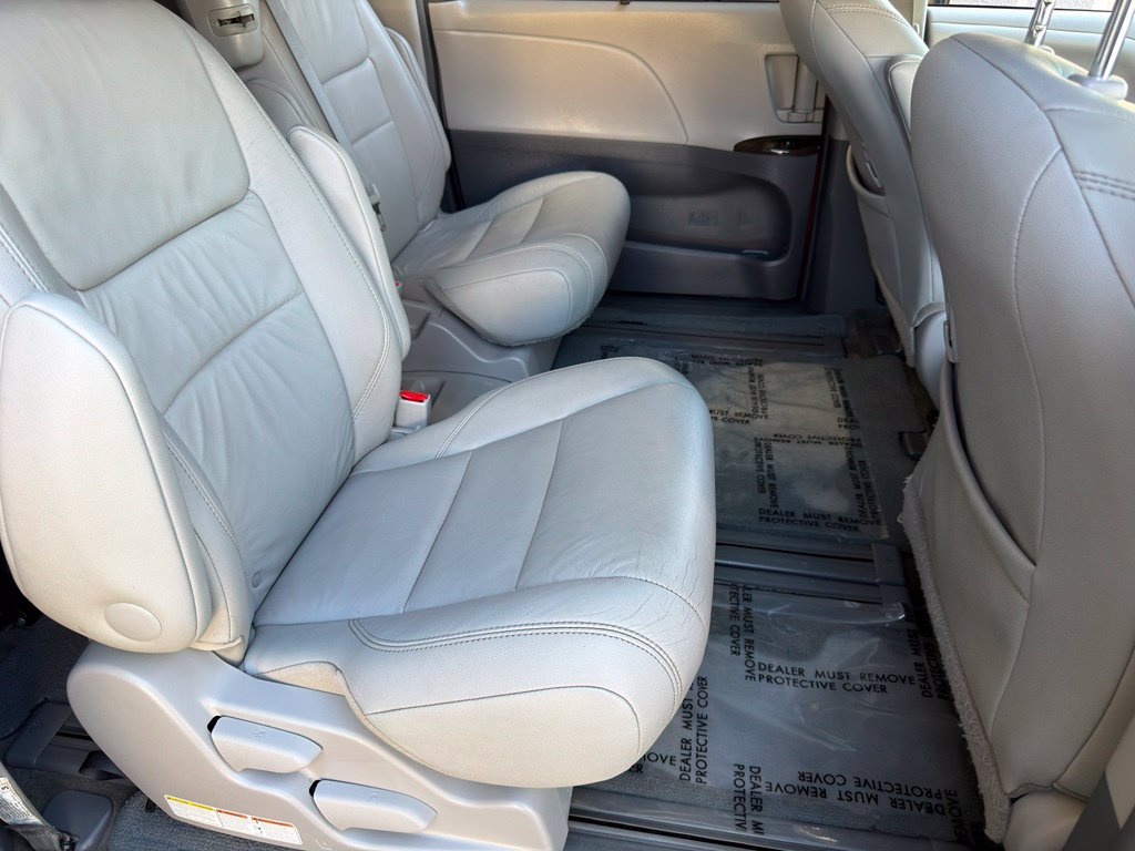 Used 2017 Toyota Sienna XLE Premium FWD image 24