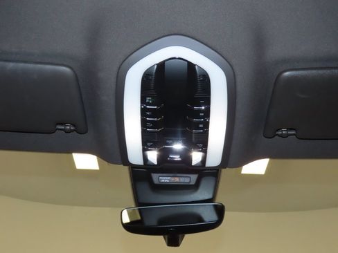 Certified 2025 Porsche Macan AWD/4WD image 31
