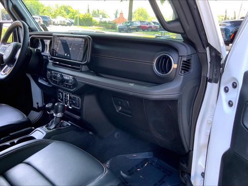 Certified 2024 Jeep Wrangler Unlimited Sahara w/ Technology Group AWD/4WD image 14