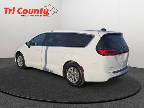 Used 2024 Chrysler Pacifica Touring-L image 6