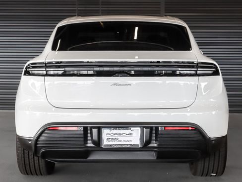 Certified 2025 Porsche Macan Electric RWD image 9