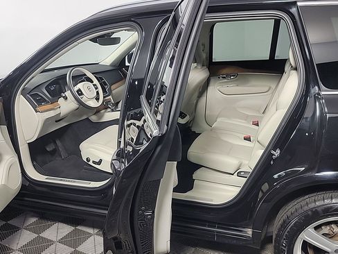 Used 2021 Volvo XC90 T6 Momentum w/ Climate Package image 17
