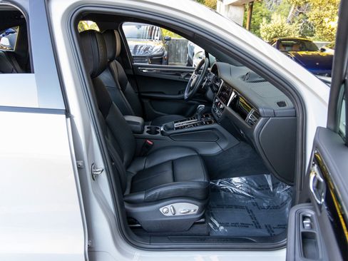 Certified 2024 Porsche Macan image 54