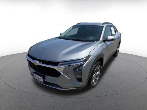 Used 2025 Chevrolet Trax LT FWD image 6
