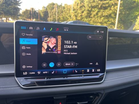 Used 2025 Volkswagen Tiguan SE w/ Panoramic Sunroof Package FWD image 20