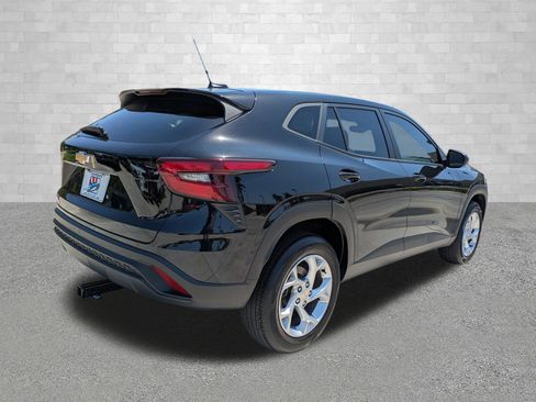 Used 2024 Chevrolet Trax LS w/ LS Convenience Package FWD image 2