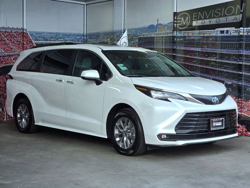 Used 2025 Toyota Sienna XLE w/ XLE Plus Package FWD image 1