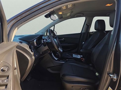 Used 2018 Chevrolet Trax LT w/ LT Convenience Package image 11