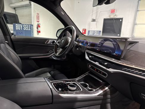 Used 2025 BMW X7 M60i image 34