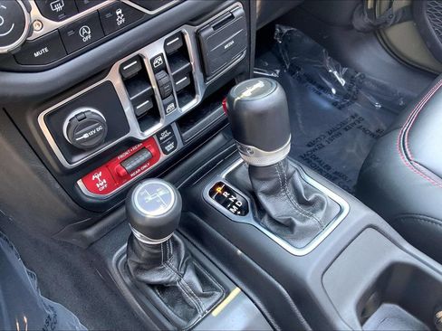 Certified 2025 Jeep Wrangler Unlimited Rubicon AWD/4WD image 16