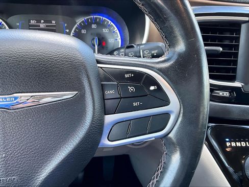 Used 2018 Chrysler Pacifica Touring-L FWD image 23