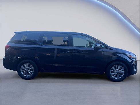 Used 2017 Kia Sedona LX image 7